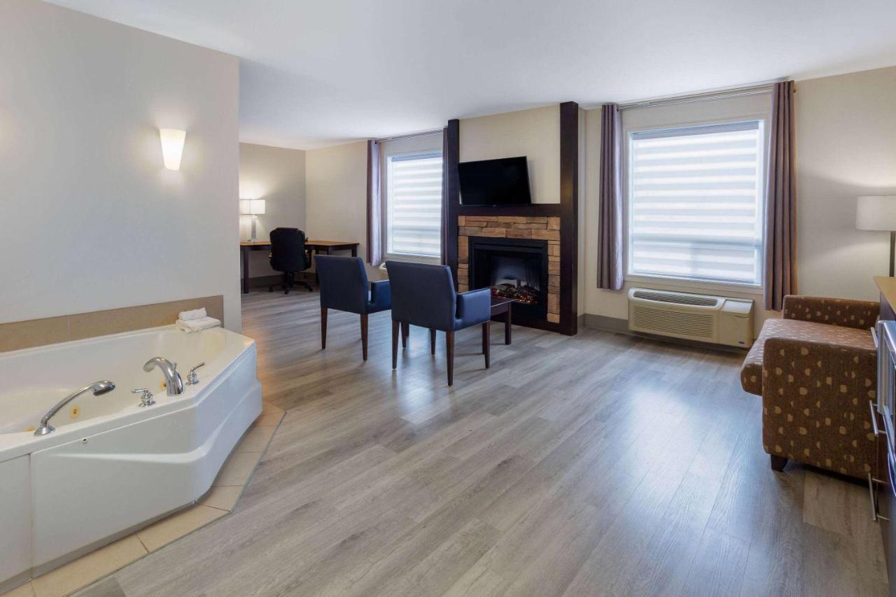 Super 8 By Wyndham Quebec City Exterior photo