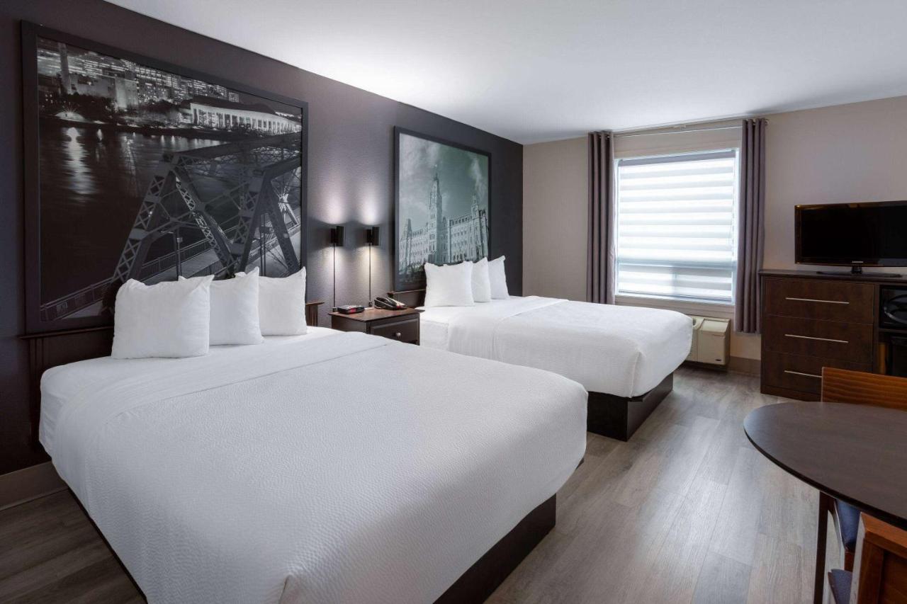 Super 8 By Wyndham Quebec City Exterior photo