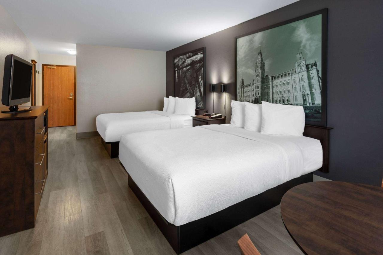 Super 8 By Wyndham Quebec City Exterior photo