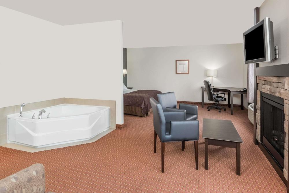 Super 8 By Wyndham Quebec City Exterior photo