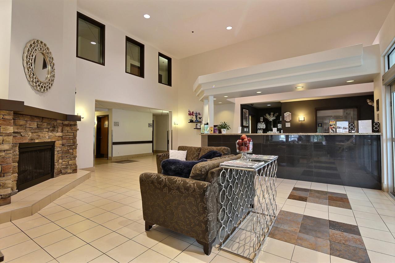 Super 8 By Wyndham Quebec City Exterior photo