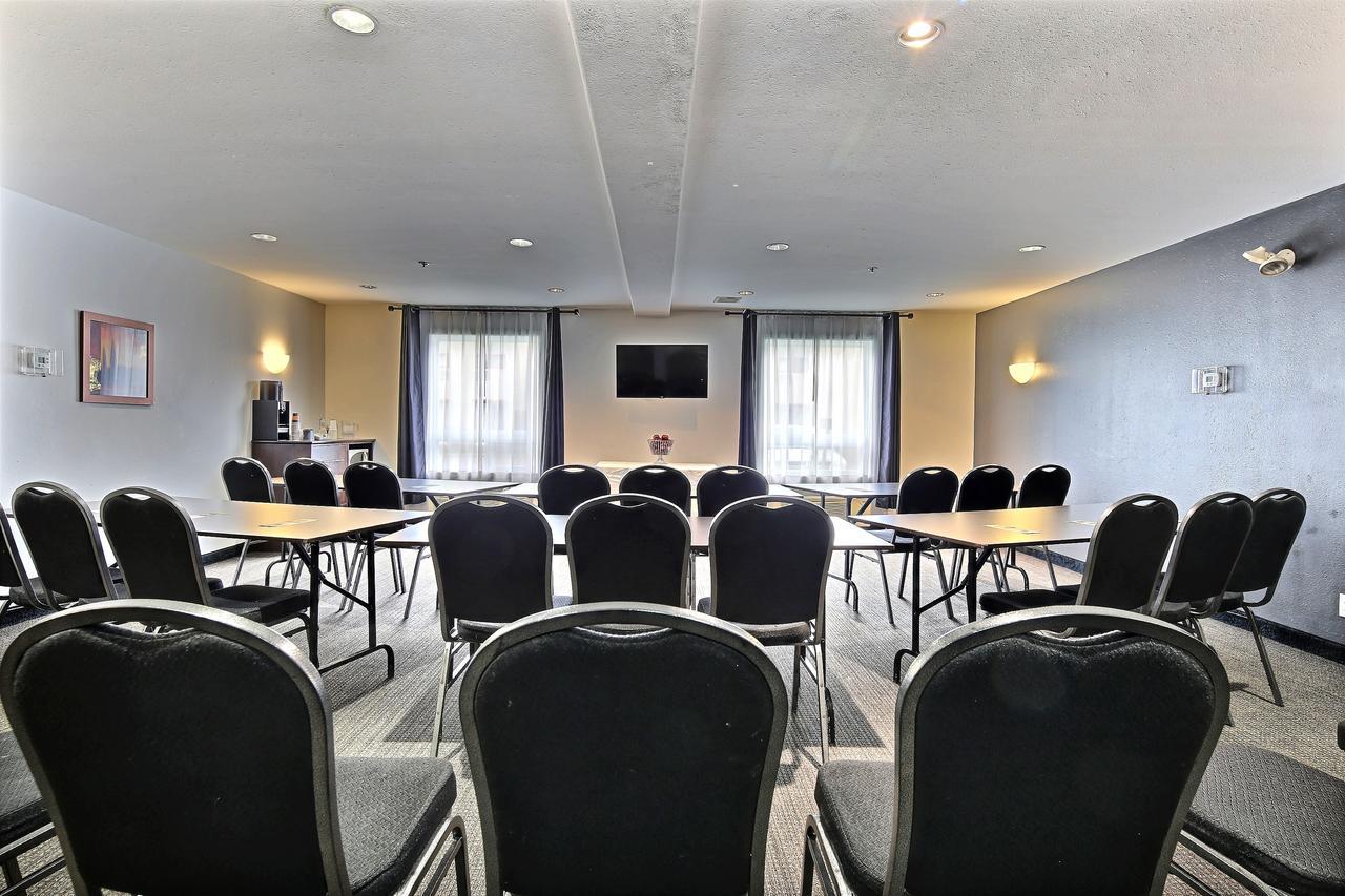 Super 8 By Wyndham Quebec City Exterior photo