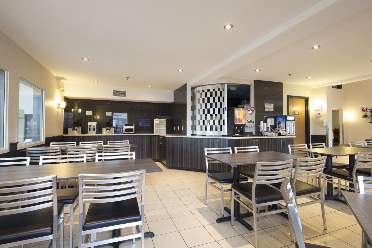 Super 8 By Wyndham Quebec City Exterior photo